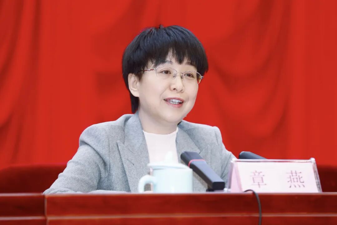 1月5日,区委一届九次全体(扩大)会议暨区委经济工作会议举行,区委书记章燕就《建议(讨论稿)》向全会作说明并讲话。