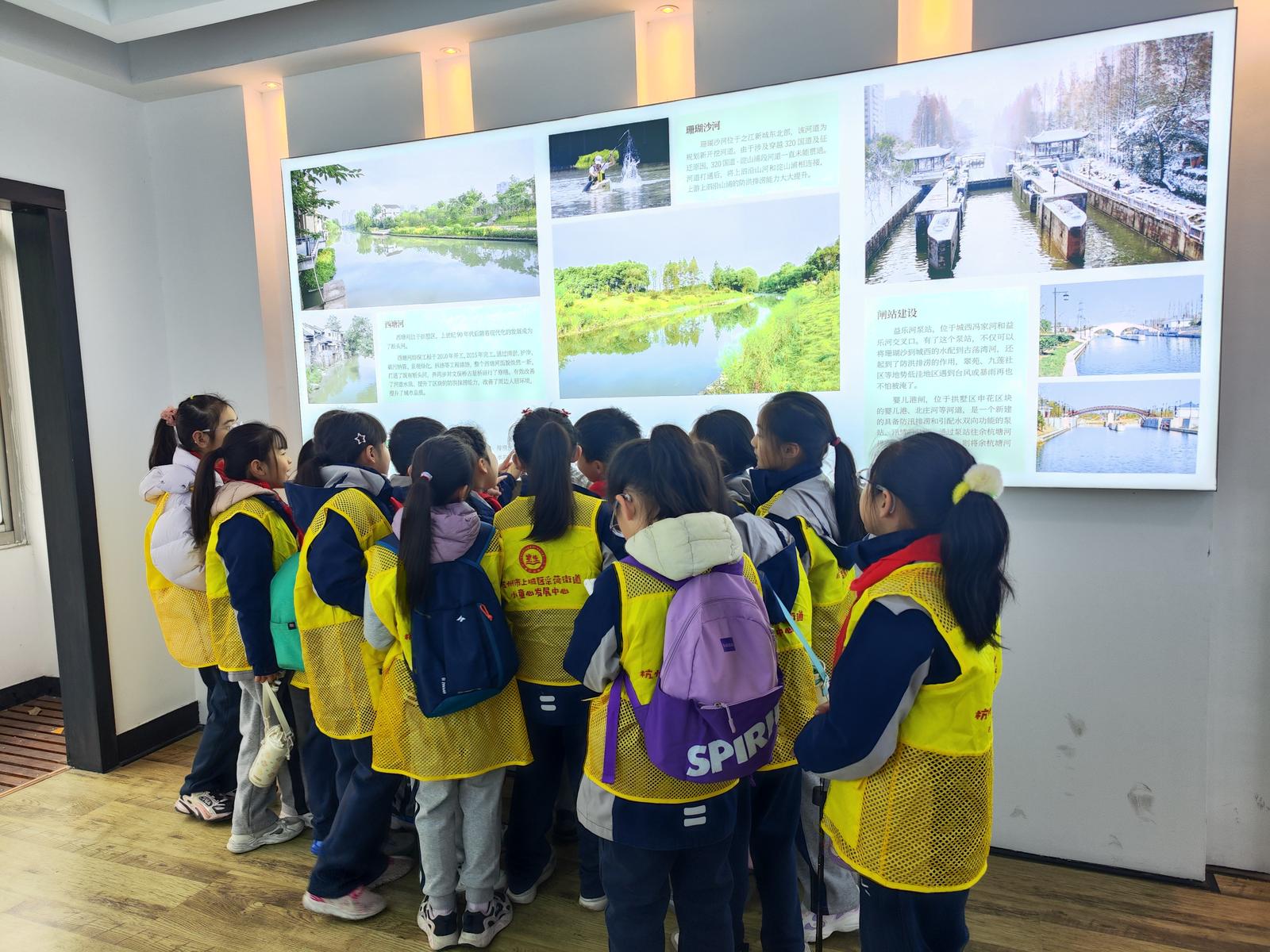 青少年参观河道陈列馆