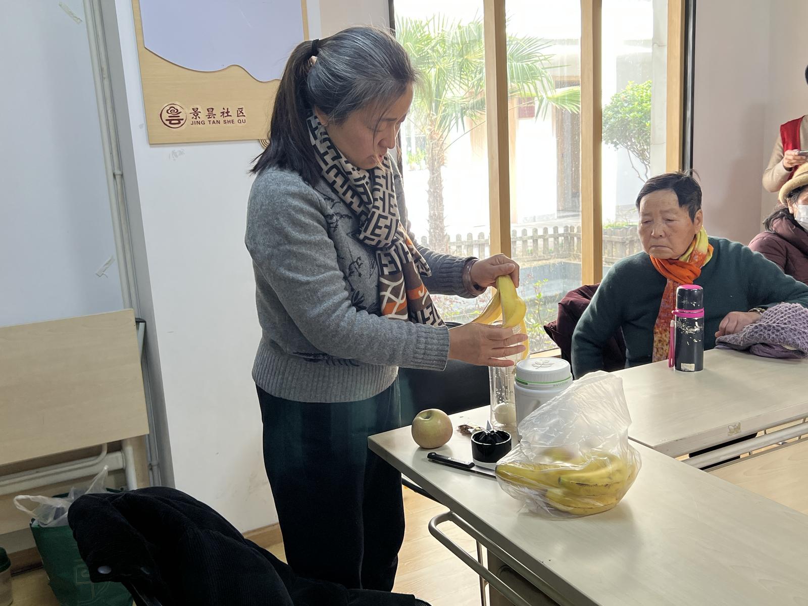 老师演示营养早餐制作