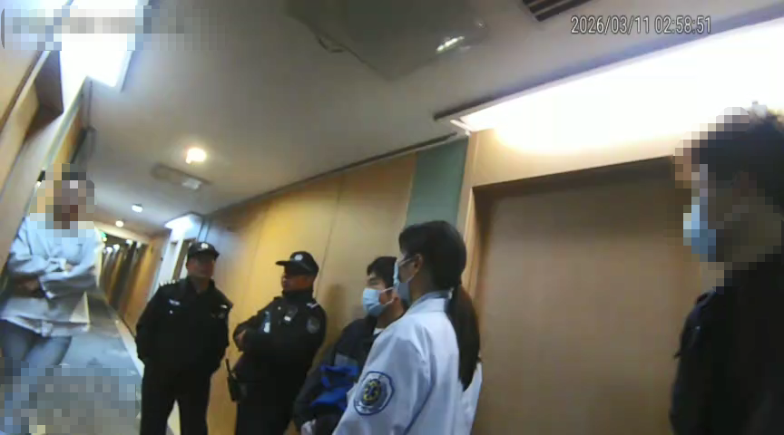 △急救人员为陈女士进行检查并包扎了伤口 图片