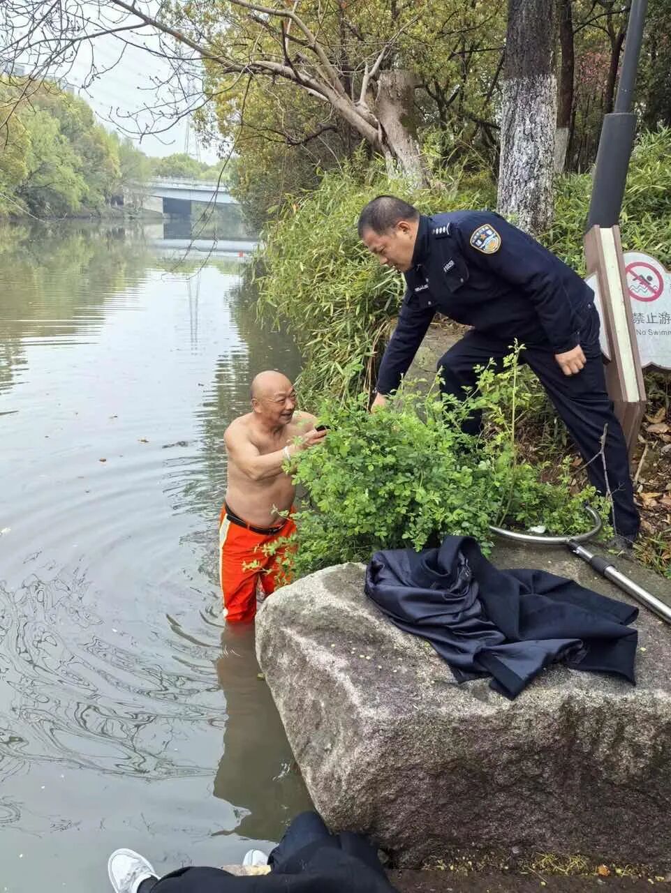 项岳能二次入水帮落水市民捡起手机