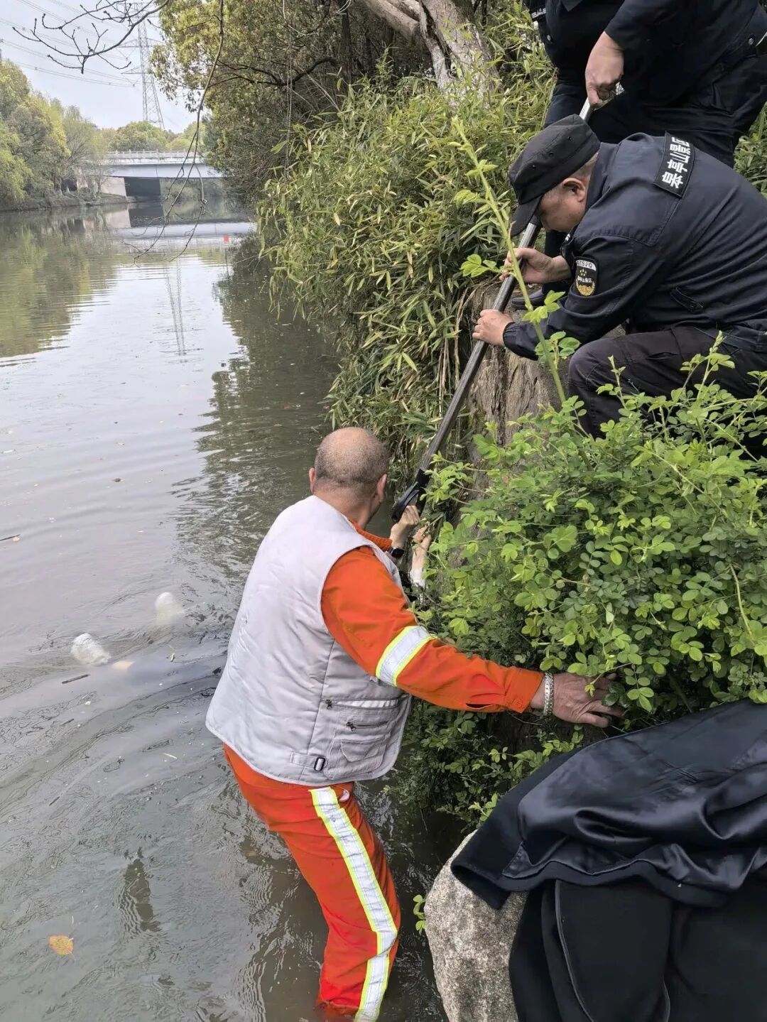 项岳能和安保人员合力营救落水市民