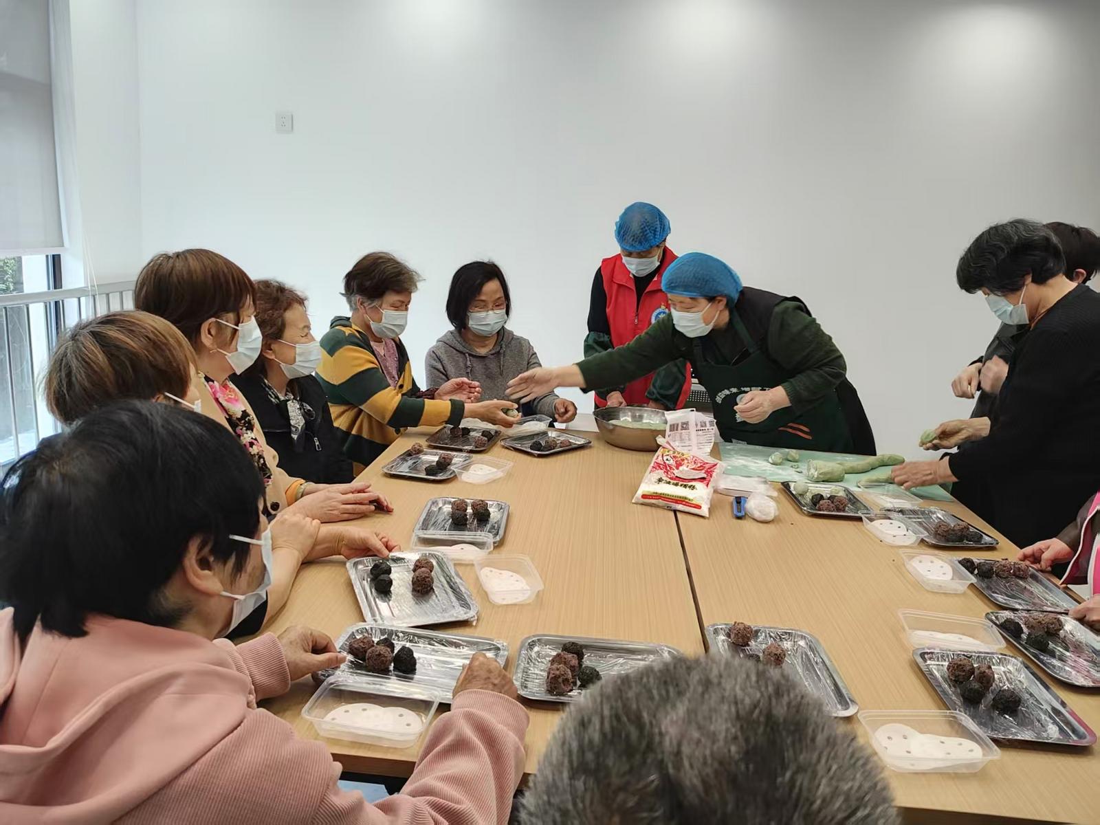 邻里一起制作青团